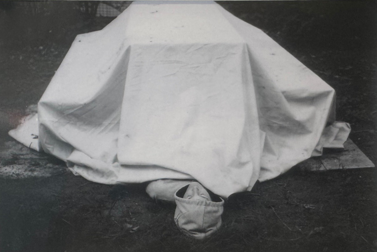 Anna Krieps, "Feminin Isolation"